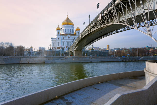 cathedral of christ the savior in moscow - patriarchal cross imagens e fotografias de stock