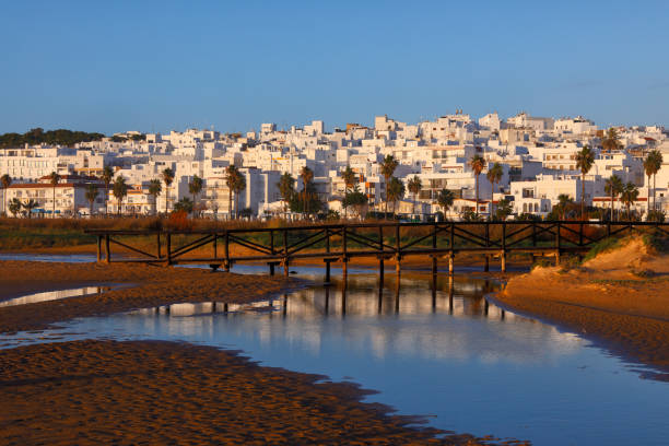 paseo marítimo de conil de la frontera, españa - costa de la luz fotografías e imágenes de stock