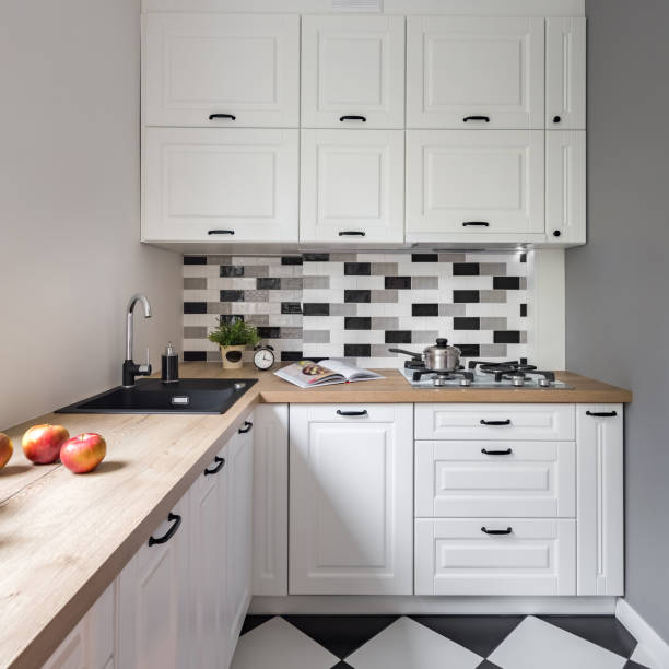 kleine küche mit weißen möbeln - small kitchen stock-fotos und bilder