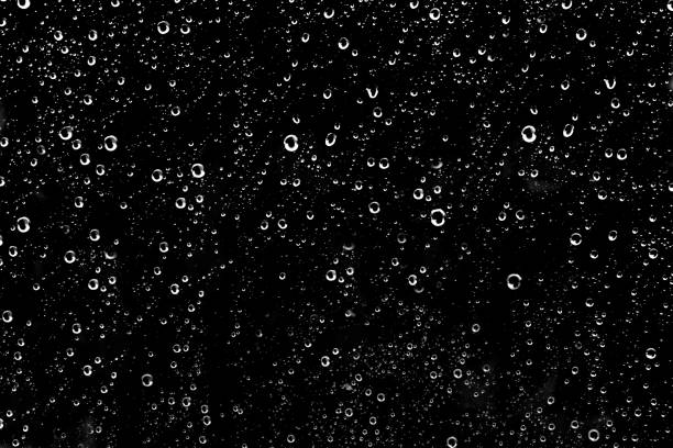 centinaia di gocce di pioggia bianca su una finestra di vetro - black drop water waterdrop foto e immagini stock