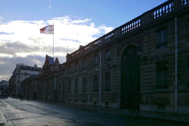 елисейский дворец в париже - elysee palace стоковые фото и изображения