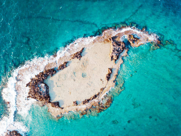 istock Aerial photo above rock outcrop and reef 907868152