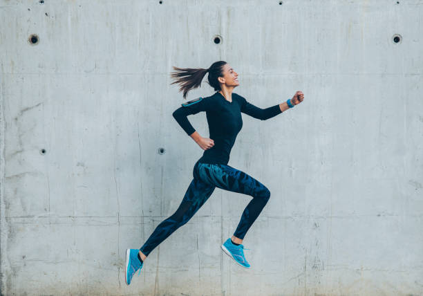 여자 땀복 도시 - women action jumping running 뉴스 사진 이미지