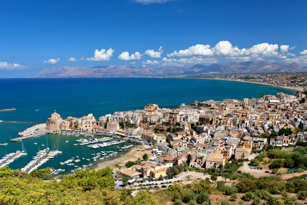 vue panoramique de castellamare del golfo - trapani province, sicile, italie - trapani photos et images de collection