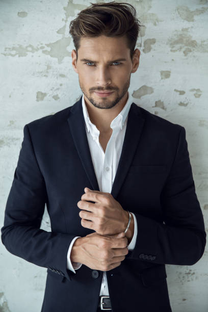 Cool Hombre Con Barba Y El Modelo De Moda En Traje Negro - Banco de fotos e imágenes de stock - iStock Cool Hombre Con Barba Y El Modelo De Moda En Traje Negro - Banco de fotos e imágenes de stock - iStock