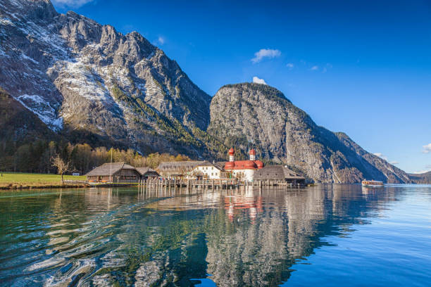 lake königssee mit st. bartholomä-wallfahrt kirche, bayern, deutschland - konigsee stock-fotos und bilder