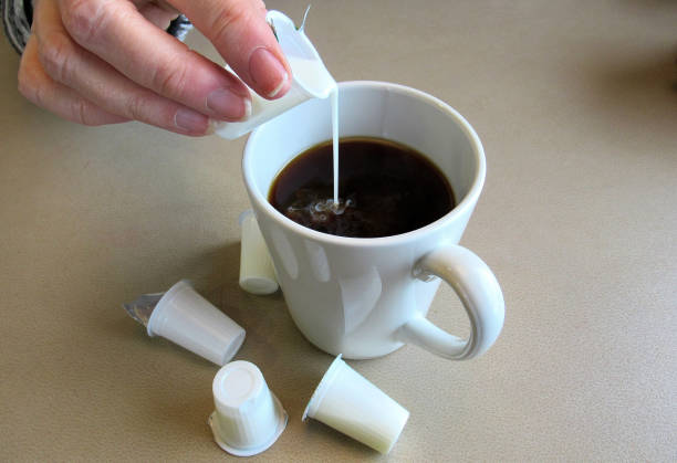 styl życia, filiżanka kawy - horizontal pouring nobody coffee cup zdjęcia i obrazy z banku zdjęć