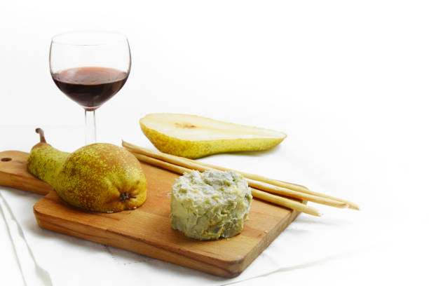 cremoso queso de stilton azul, vino de oporto, peras y palillos de la galleta en una tabla de cortar, fondo esquina se desvanece a blanco, espacio de copia - port wine wine pear glass fotografías e imágenes de stock