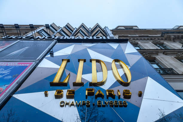 logo klubu lido de paris na głównym budynku w godzinach popołudniowych. le lido – francuski pokaz kabaretowy i burleski. - lido zdjęcia i obrazy z banku zdjęć