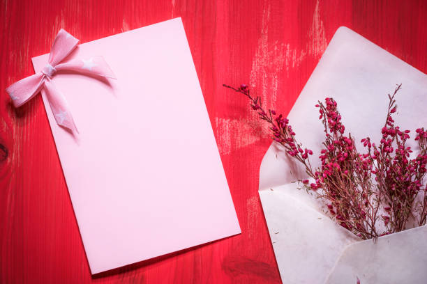 꽃과 빈 메시지 카드와 봉투 - unwritten 뉴스 사진 이미지