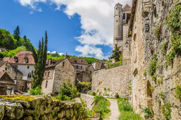 In the department of Lot and in the French commune of midi pyrenees we find the village of Saint cirq Lapopie with its medieval houses and the main church.