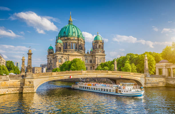 berliner dom mit schiff auf der spree entlang bei sonnenuntergang, berlin, deutschland - germany tourism skyscraper urban scene stock-fotos und bilder