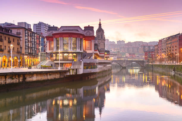 ansicht von ribera markt am morgen in bilbao, spanien - riverbank stock-fotos und bilder