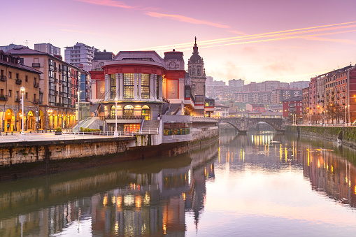 vista del mercado de la ribera por la mañana en Bilbao, España photo