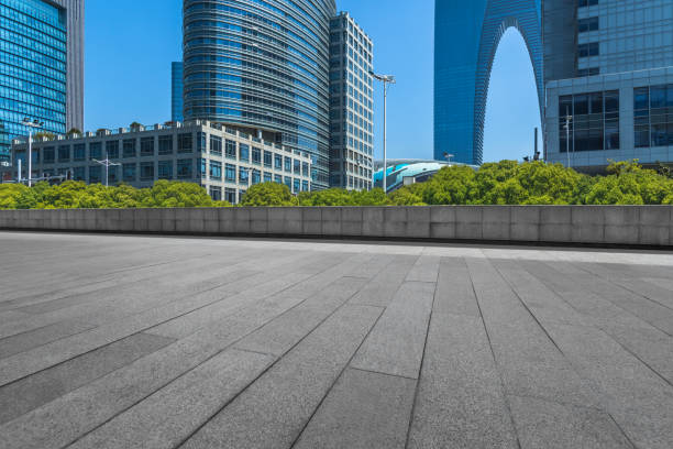 istock Empty pavement front of modern office buildings 907892860