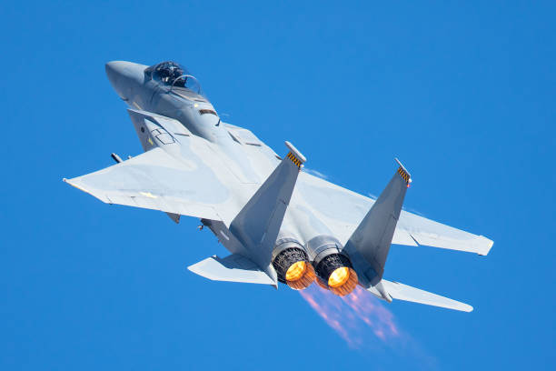 f-15 eagle in una vista molto ravvicinata, con postbruciatori su - fighter plane jet military airplane afterburner foto e immagini stock