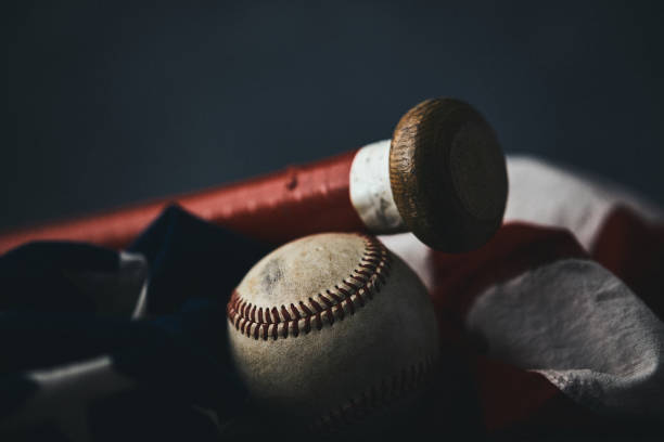 sprzęt sportowy. baseball martwa natura, zużyta piłka z kijem na amerykańskiej fladze - baseball baseball bat baseballs patriotism zdjęcia i obrazy z banku zdjęć