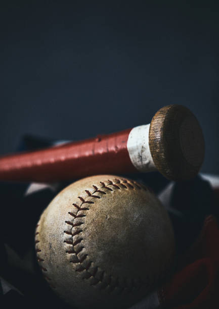 sprzęt sportowy. baseball martwa natura, zużyta piłka z kijem na amerykańskiej fladze - baseball baseball bat baseballs patriotism zdjęcia i obrazy z banku zdjęć