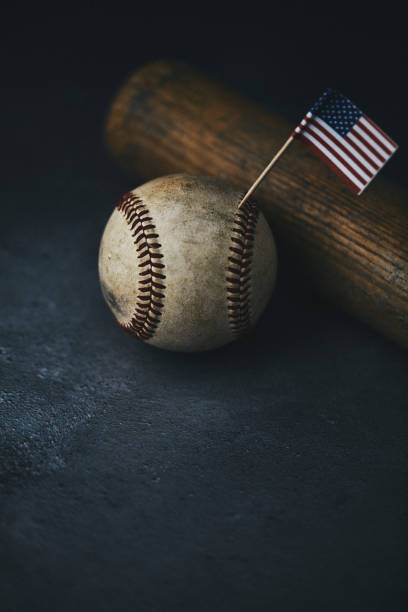 sprzęt sportowy. baseball martwa natura, zużyty baseball i drewniany kij z amerykańską flagą - baseball baseball bat baseballs patriotism zdjęcia i obrazy z banku zdjęć