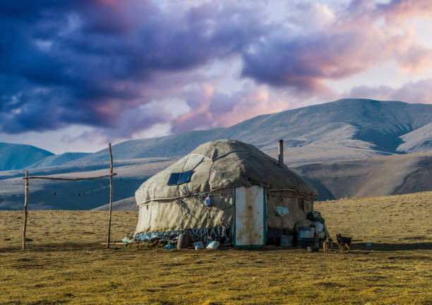 yurt en asia central - estepa fotografías e imágenes de stock