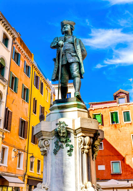carlo goldoni statuen berühmter dramatiker venedig italien - carlo goldoni stock-fotos und bilder