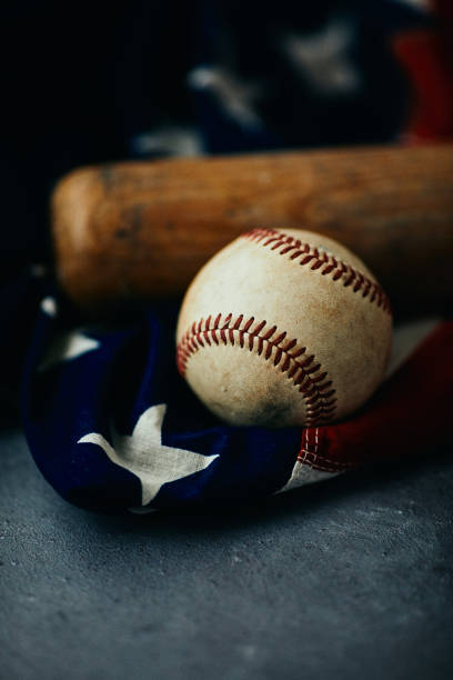 sprzęt sportowy. baseball martwa natura, zużyta piłka z kijem na amerykańskiej fladze - baseball baseball bat baseballs patriotism zdjęcia i obrazy z banku zdjęć