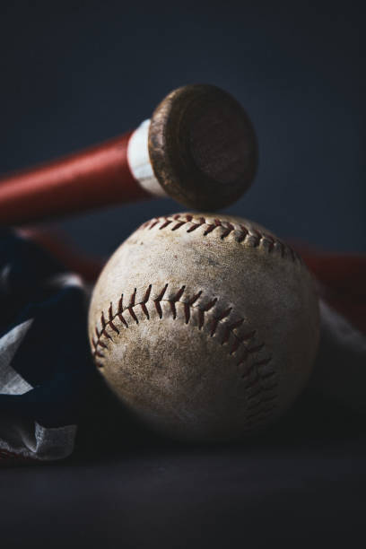 sprzęt sportowy. baseball martwa natura, zużyta piłka z kijem na amerykańskiej fladze - baseball baseball bat baseballs patriotism zdjęcia i obrazy z banku zdjęć