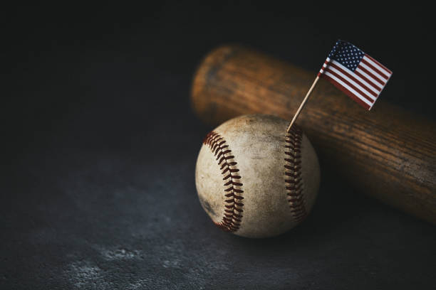 спортивное оборудование. бейсбол на месте, носить мяч с битой с американским флагом - baseball baseball bat baseballs patriotism стоковые фото и изображения