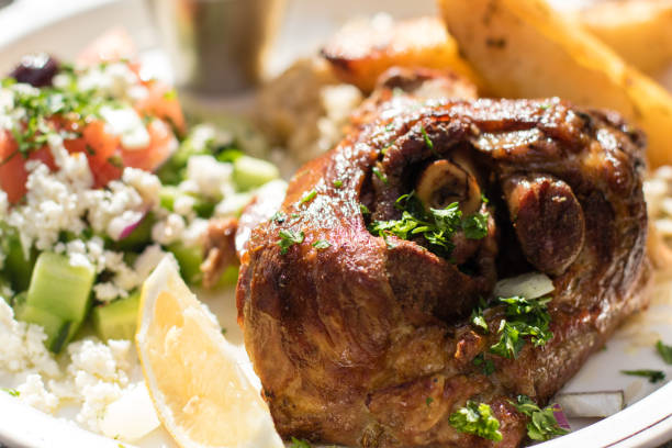 ホットでジューシーな仔羊のロースト ギリシャ風サラダ。本格的なギリシャ料理を。 - lamb shank roast lamb leg of lamb ストックフォトと画像