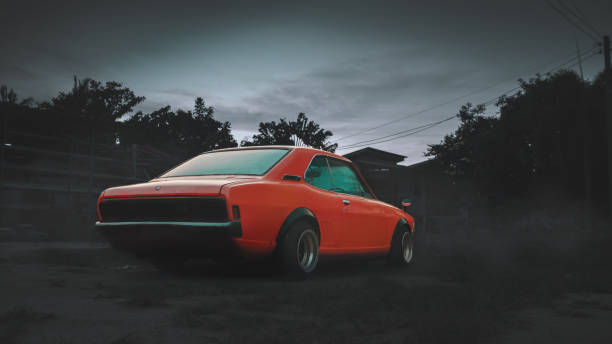 coche retro naranja, bajado - car speed lifestyles night fotografías e imágenes de stock