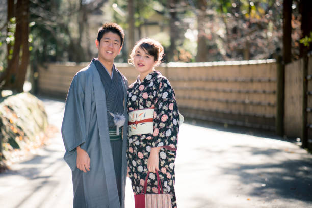 pareja joven en kamakura - kamakura japan tourist people fotografías e imágenes de stock