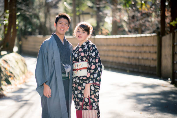 jeune couple à kamakura - kamakura japan tourist people photos et images de collection