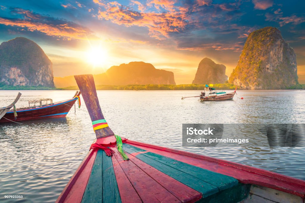 Tropical magnifique coucher de soleil sur la mer avec bateau à longue queue au sud de la Thaïlande - Photo de Thaïlande libre de droits