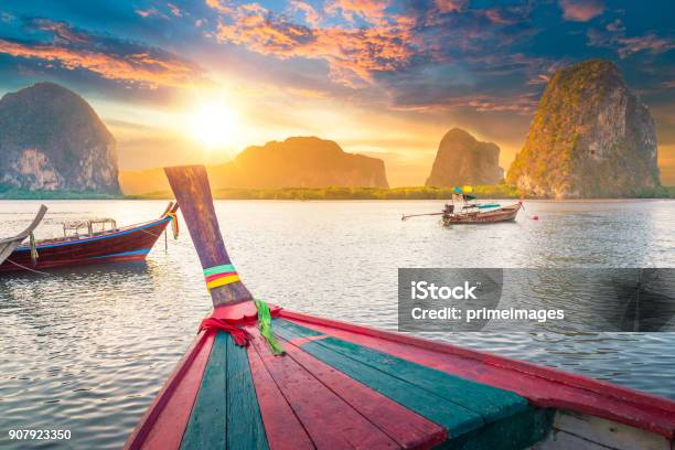 Photo libre de droit de Tropical Magnifique Coucher De Soleil Sur La Mer Avec Bateau À Longue Queue Au Sud De La Thaïlande banque d'images et plus d'images libres de droit de Thaïlande