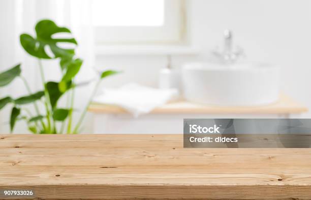 Leeren Tisch Für Warenpräsentation Mit Unscharfen Badezimmer Interieur Hintergrund Stockfoto und mehr Bilder von Bildhintergrund