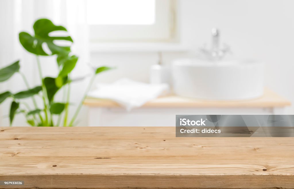 Piano del tavolo vuoto per il display del prodotto con sfondo interno del bagno sfocato - Foto stock royalty-free di Bagno