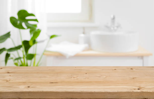 lege tafelblad voor product display met wazig badkamer interieur achtergrond - badkamer fotos stockfoto's en -beelden