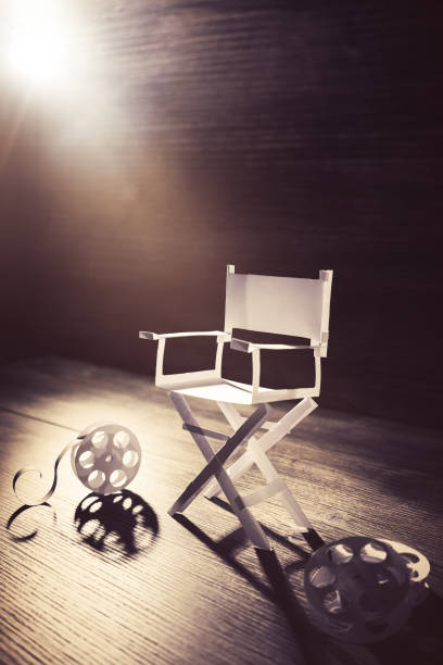 paper director chair on a blueish grey background - movie location imagens e fotografias de stock