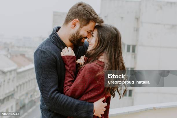 Beso Pareja Foto de stock y más banco de imágenes de Parejas - Parejas, Abrazar, Romance