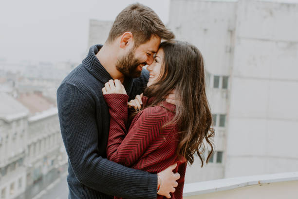 istock Kissing couple 907936530
