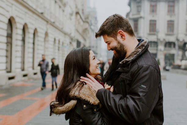 istock Kissing couple 907936532