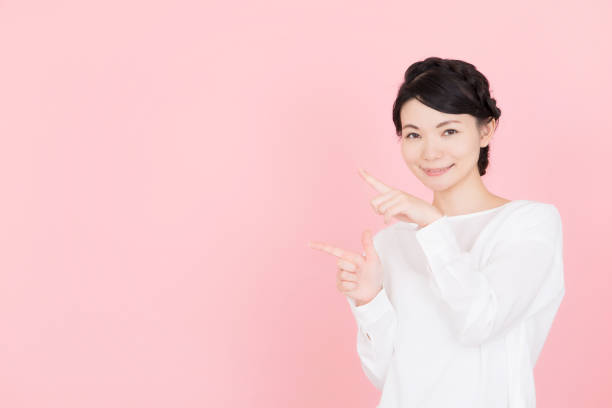 istock Young woman pointing to the copy space 907945480