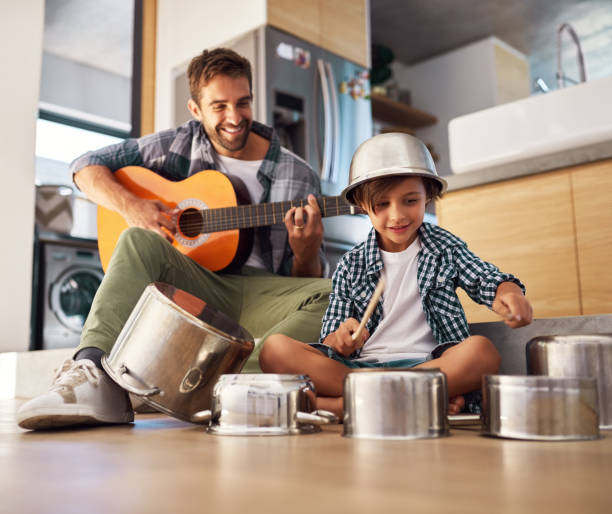 es ist eine vater-sohn-zusammenarbeit - kitchen utensil audio stock-fotos und bilder