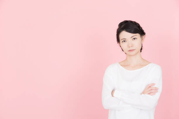 istock Young woman who crosses an arm 907946016