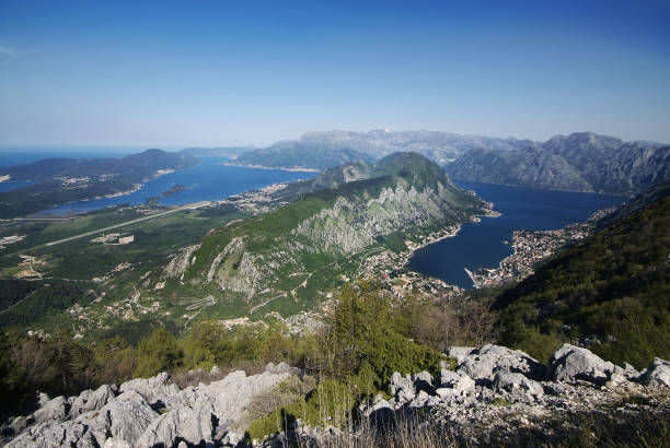istock Hiking trail by sea 907947198