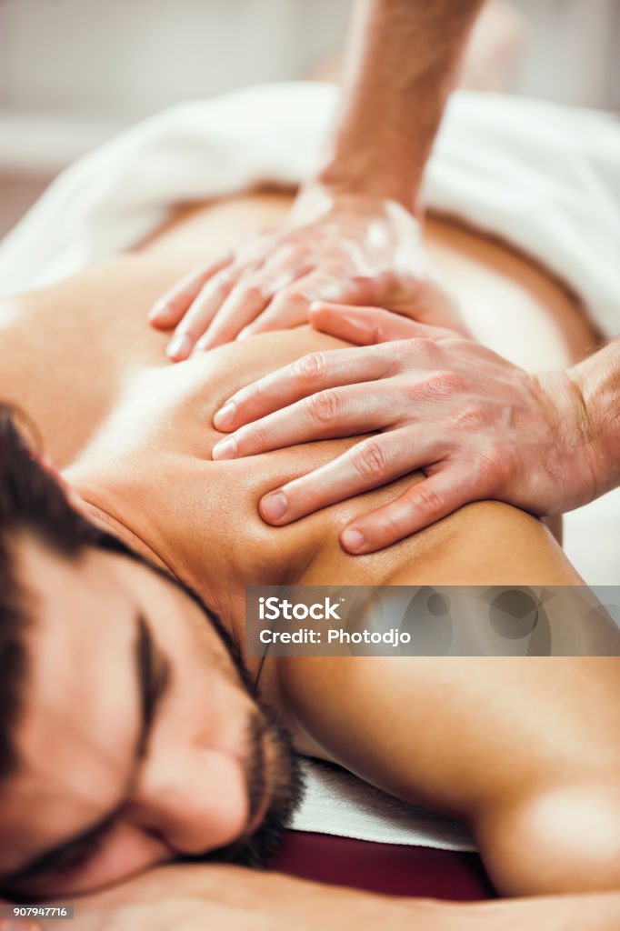 Mann am Spa-massage - Lizenzfrei Massieren Stock-Foto