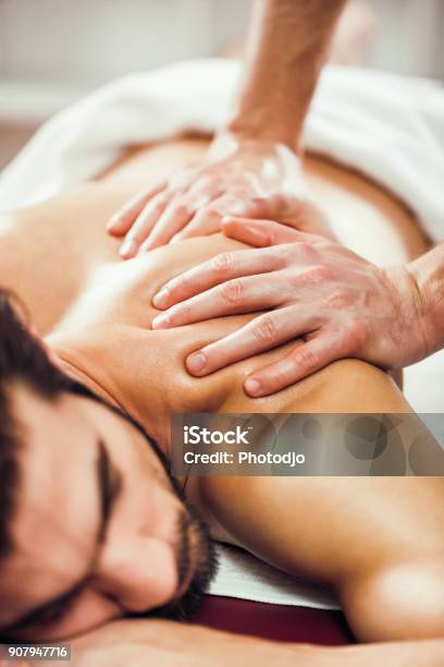 Mann Am Spamassage Stockfoto und mehr Bilder von Massieren - Massieren, Männer, Masseur