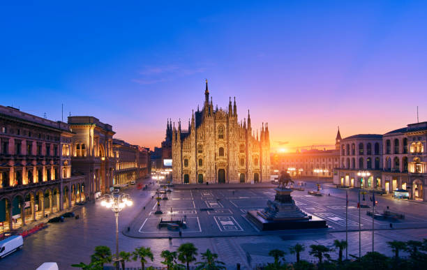 milan piazza del duomo, au lever du soleil, italie - cathedral photos et images de collection