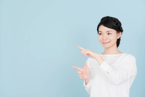 istock Young woman pointing to the copy space 907950414