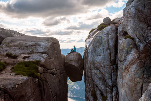 frau auf kjeragbolten reisen in norwegen - mountain majestic park cliff stock-fotos und bilder